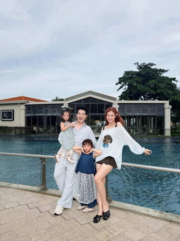 Ảnh sao 2/7: Quang Lê thăm biệt thự hơn 200 tỷ đồng của Lệ Quyên Ảnh sao 2/7: Quang Lê thăm biệt thự hơn 200 tỷ đồng của Lệ Quyên