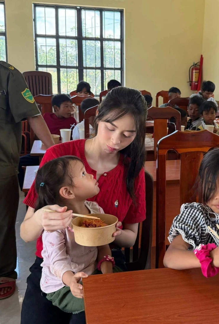 Ảnh sao 2/7: Quang Lê thăm biệt thự hơn 200 tỷ đồng của Lệ Quyên Ảnh sao 2/7: Quang Lê thăm biệt thự hơn 200 tỷ đồng của Lệ Quyên