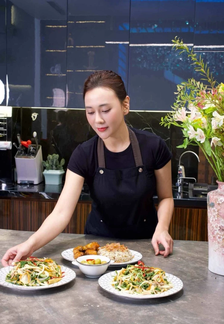 Ảnh sao 2/9: Phương Oanh chăm vào bếp dịp nghỉ lễ