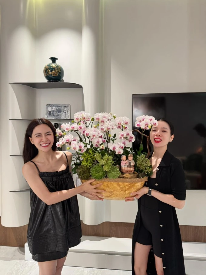 Ảnh sao 20/5: Lệ Quyên thăm nhà phố ba tầng của Hà Nhi