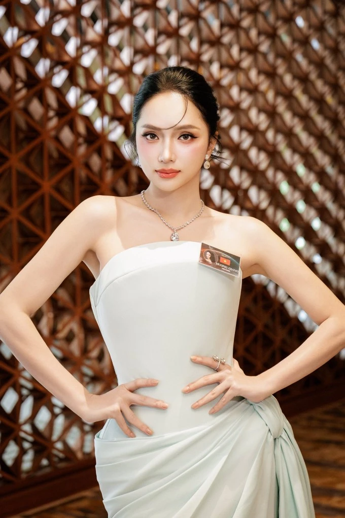 Ảnh sao 20/5: Lệ Quyên thăm nhà phố ba tầng của Hà Nhi