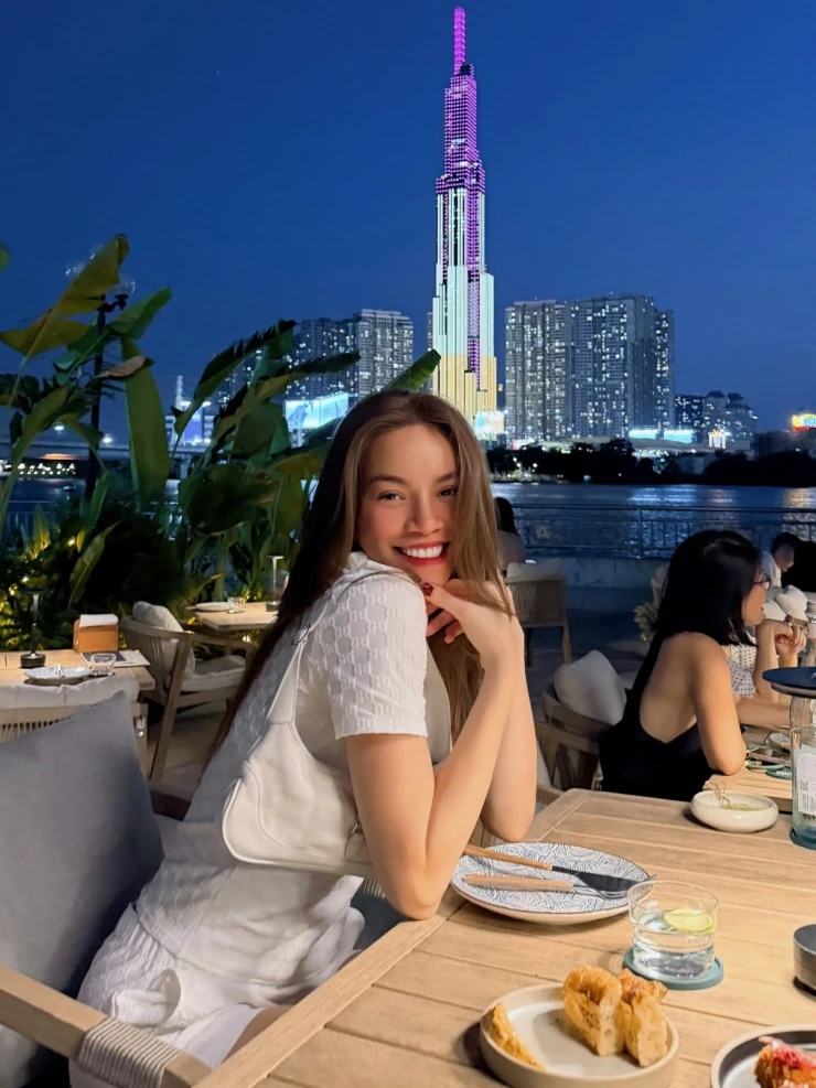 Ảnh sao 21/5: Vợ chồng Ngô Thanh Vân tơi tả vì mở quán ăn