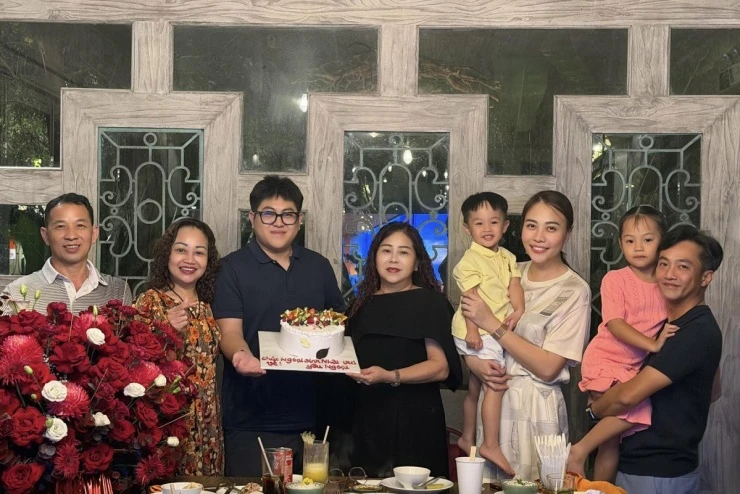 Ảnh sao 21/5: Vợ chồng Ngô Thanh Vân tơi tả vì mở quán ăn
