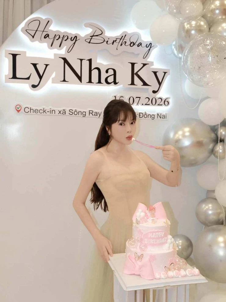 Ảnh sao 21/7: Hồ Ngọc Hà tận hưởng mùa hè lạnh ở Thụy Điển