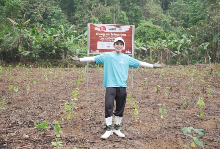 Ảnh sao 22/3: Ông xã hôn Thanh Thảo khi đứng bên Quang Dũng Ảnh sao 22/3: Ông xã hôn Thanh Thảo khi đứng bên Quang Dũng