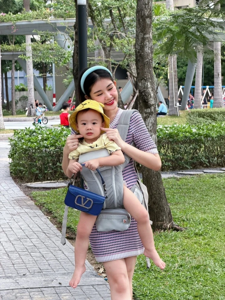 Ảnh sao 22/3: Ông xã hôn Thanh Thảo khi đứng bên Quang Dũng Ảnh sao 22/3: Ông xã hôn Thanh Thảo khi đứng bên Quang Dũng