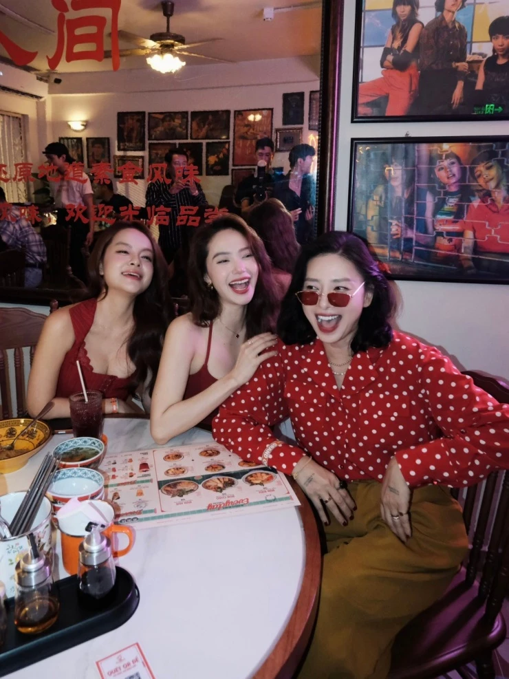 Ảnh sao 22/5: Mẹ đơn thân Bảo Anh chăm con gái ở bệnh viện