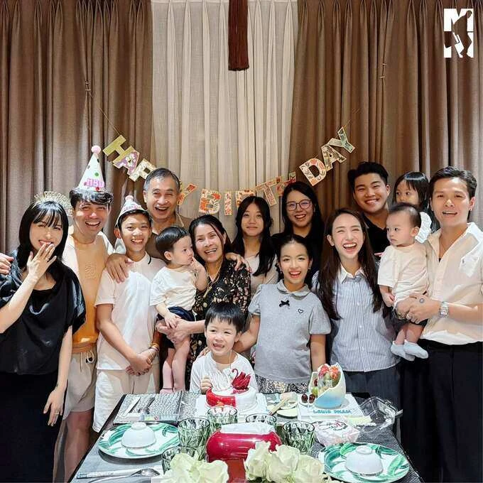 Ảnh sao 22/6: Hòa Minzy được khen xinh như công chúa trong váy ren trắng