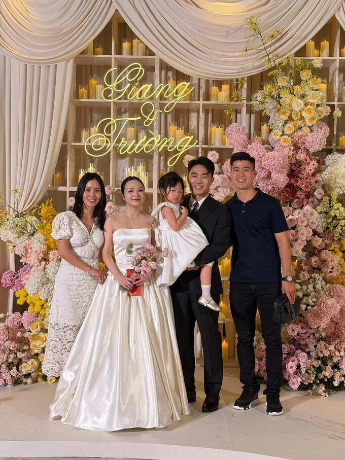 Ảnh sao 22/6: Hòa Minzy được khen xinh như công chúa trong váy ren trắng