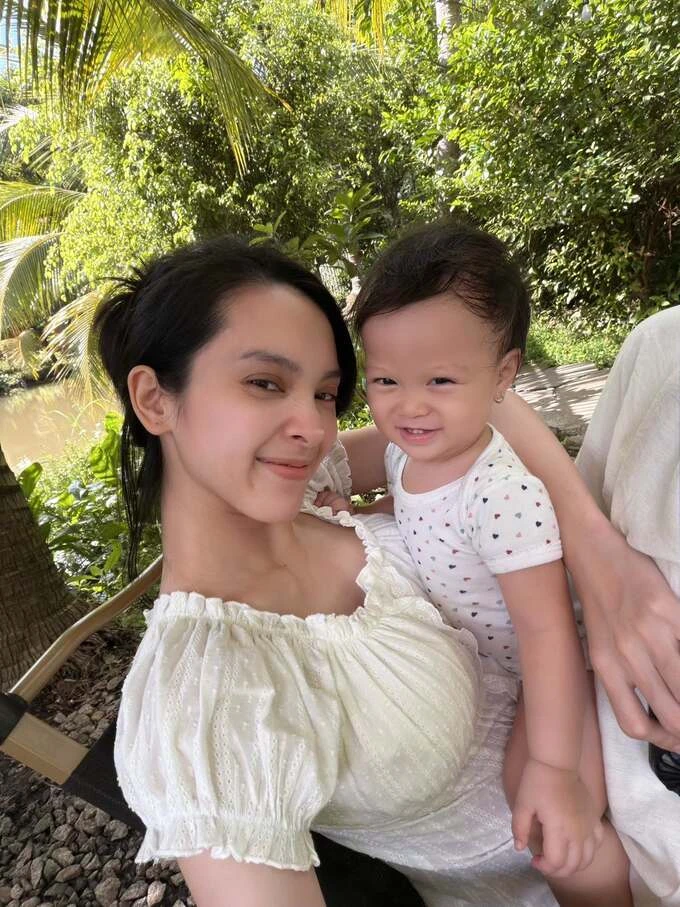 Ảnh sao 22/6: Hòa Minzy được khen xinh như công chúa trong váy ren trắng
