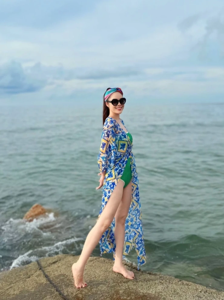 Ảnh sao 22/7: Việt Anh - Quỳnh Nga tình tứ đi ăn với bạn bè
