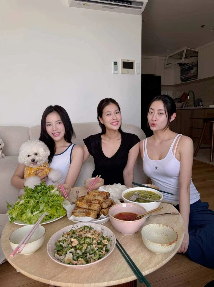 Ảnh sao 22/7: Việt Anh - Quỳnh Nga tình tứ đi ăn với bạn bè