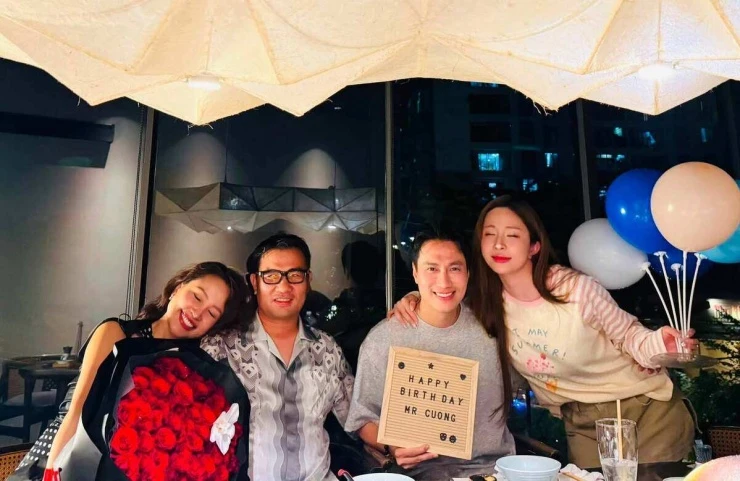 Ảnh sao 22/7: Việt Anh - Quỳnh Nga tình tứ đi ăn với bạn bè