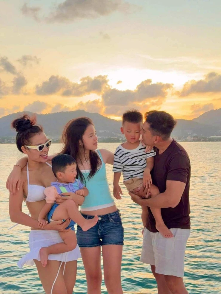 Ảnh sao 22/7: Việt Anh - Quỳnh Nga tình tứ đi ăn với bạn bè