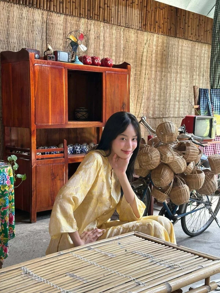 Ảnh sao 22/7: Việt Anh - Quỳnh Nga tình tứ đi ăn với bạn bè