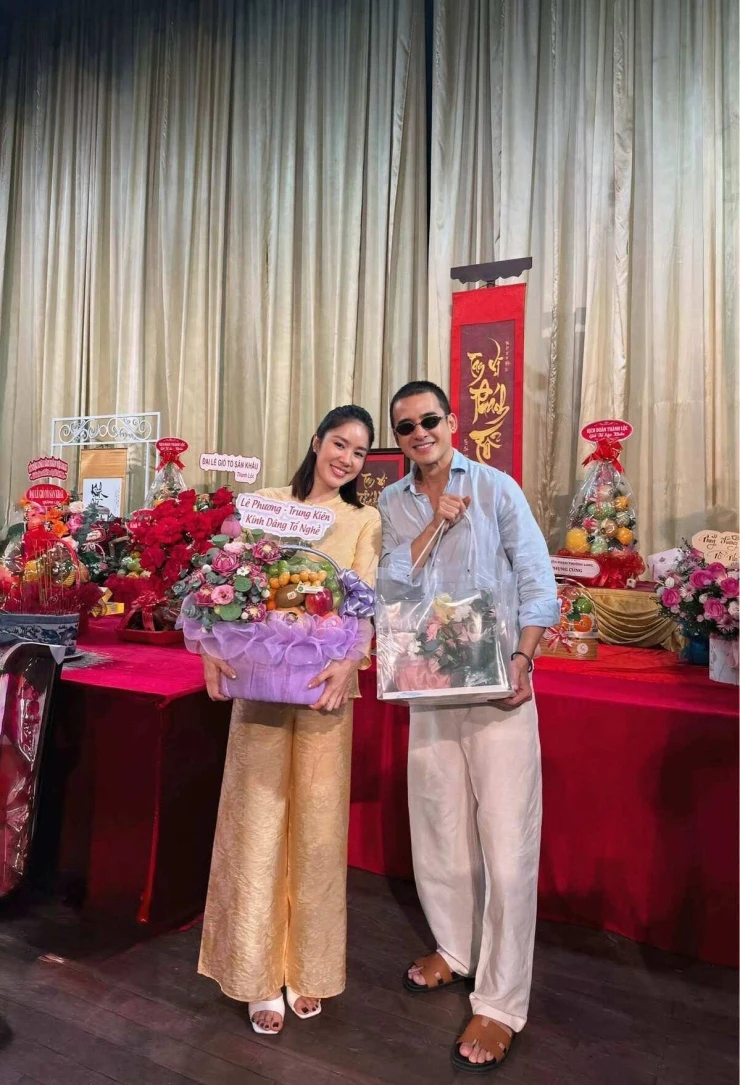 Ảnh sao 22/9: Hồng Đăng cảm ơn vợ vì 25 năm đồng hành Ảnh sao 22/9: Hồng Đăng cảm ơn vợ vì 25 năm đồng hành
