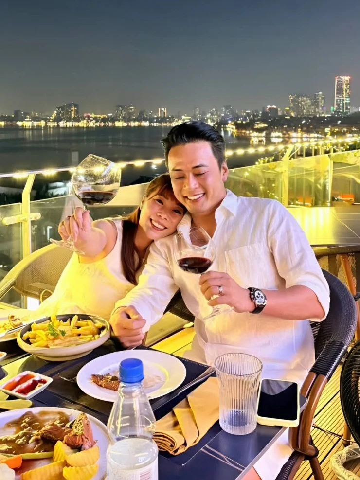 Ảnh sao 22/9: Hồng Đăng cảm ơn vợ vì 25 năm đồng hành Ảnh sao 22/9: Hồng Đăng cảm ơn vợ vì 25 năm đồng hành