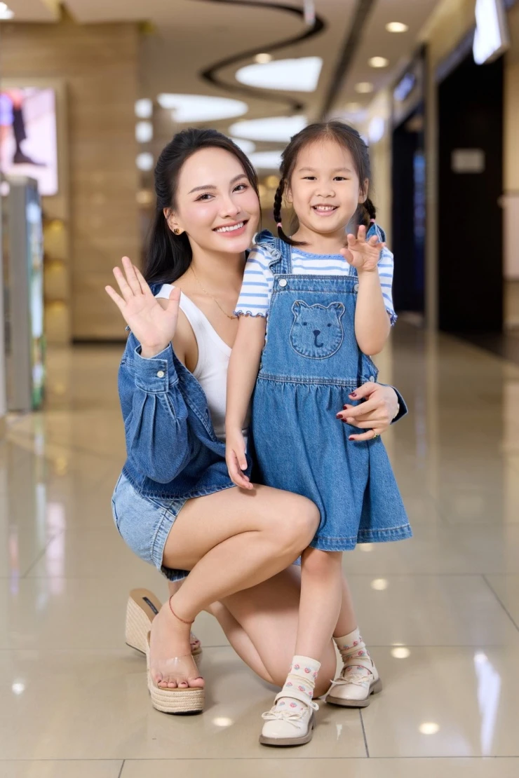 Ảnh sao 23/5: Các con vua hàng hiệu Johnathan Hạnh Nguyễn mừng bố 75 tuổi