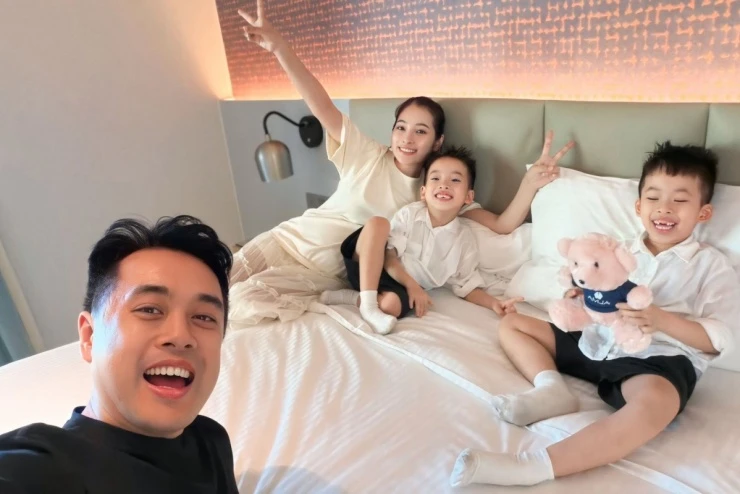 Ảnh sao 23/5: Các con vua hàng hiệu Johnathan Hạnh Nguyễn mừng bố 75 tuổi