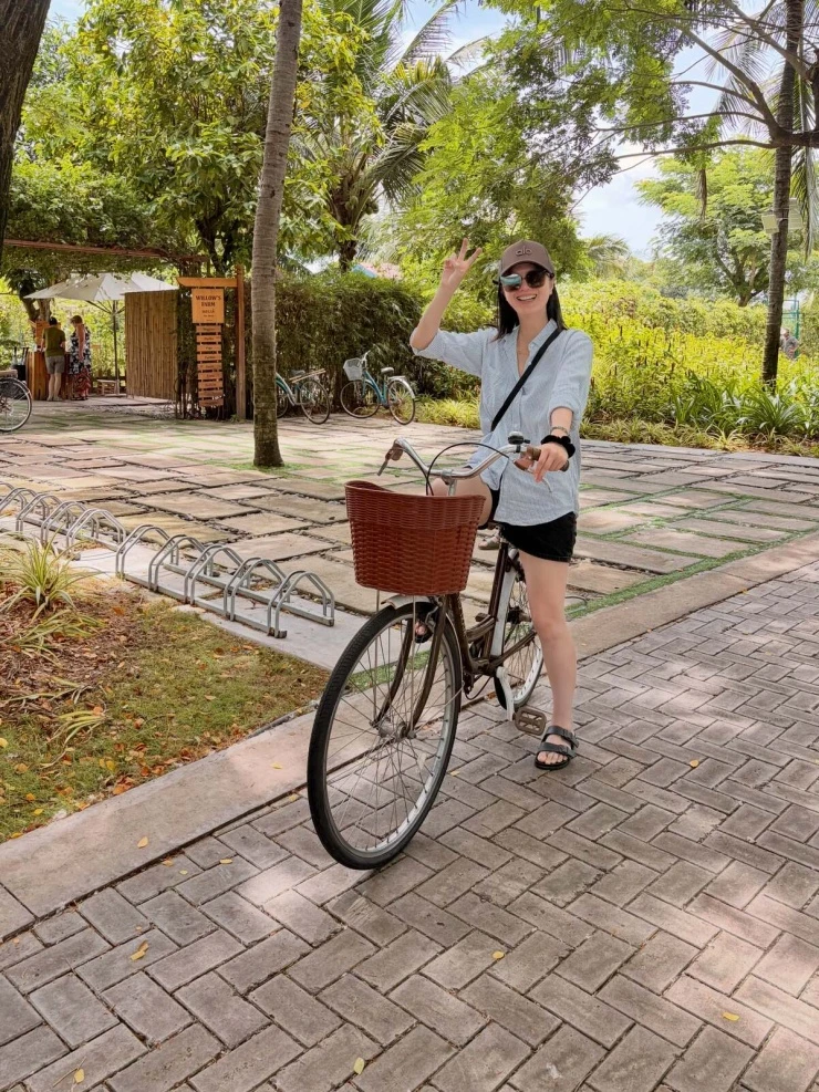 Ảnh sao 23/7: Con gái Lý Hương được khen sắc vóc