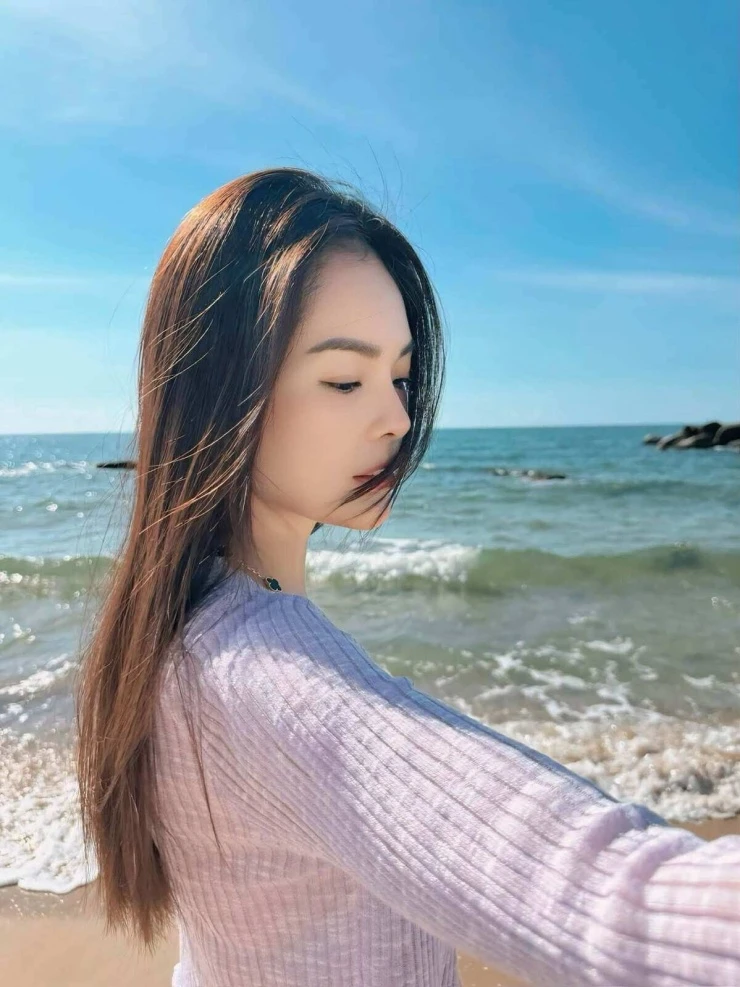 Ảnh sao 23/7: Con gái Lý Hương được khen sắc vóc