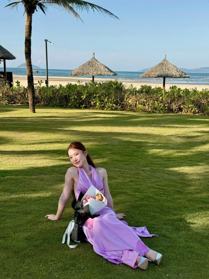 Ảnh sao 24/5: Lisa nhà Hồ Ngọc Hà được khen ra dáng người mẫu nhí