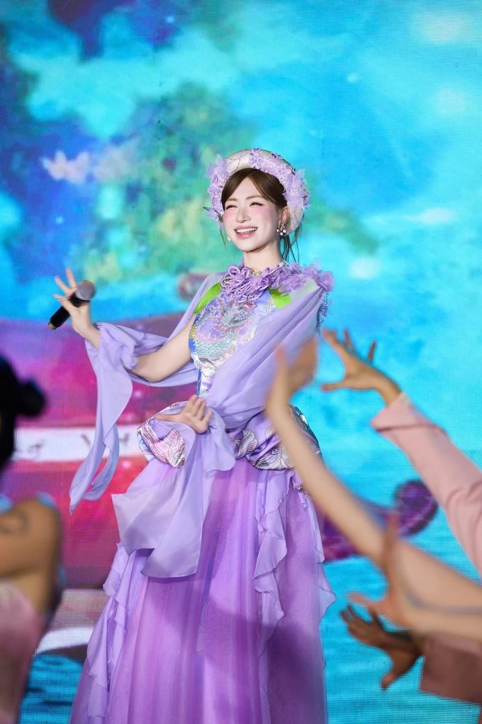 Ảnh sao 24/5: Lisa nhà Hồ Ngọc Hà được khen ra dáng người mẫu nhí