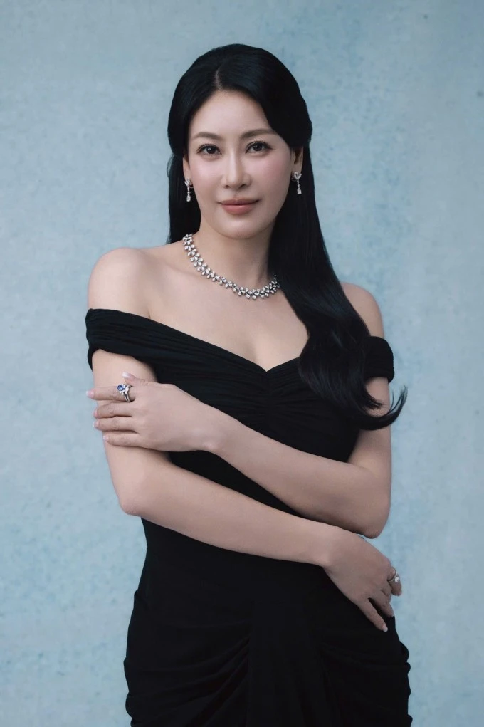 Ảnh sao 24/5: Lisa nhà Hồ Ngọc Hà được khen ra dáng người mẫu nhí