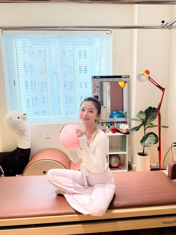 Ảnh sao 24/5: Lisa nhà Hồ Ngọc Hà được khen ra dáng người mẫu nhí
