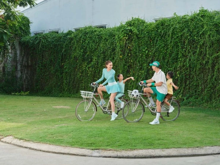 Ảnh sao 24/6: Lê Phương nhớ kỷ niệm cùng Quý Bình