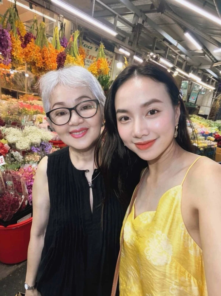 Ảnh sao 24/7: Vợ chồng Hà Kiều Anh mừng 19 năm cưới