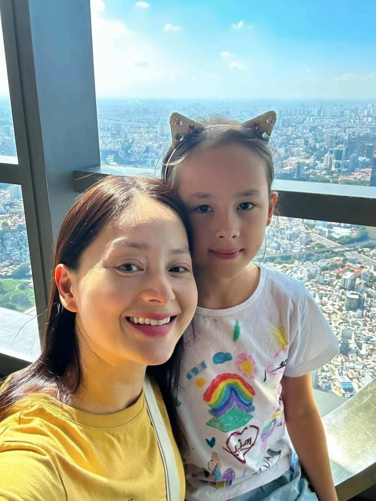 Ảnh sao 24/7: Vợ chồng Hà Kiều Anh mừng 19 năm cưới