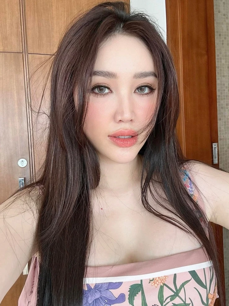 Ảnh sao 25/5: Subeo ra dáng hot boy khi đi ăn cùng Hồ Ngọc Hà
