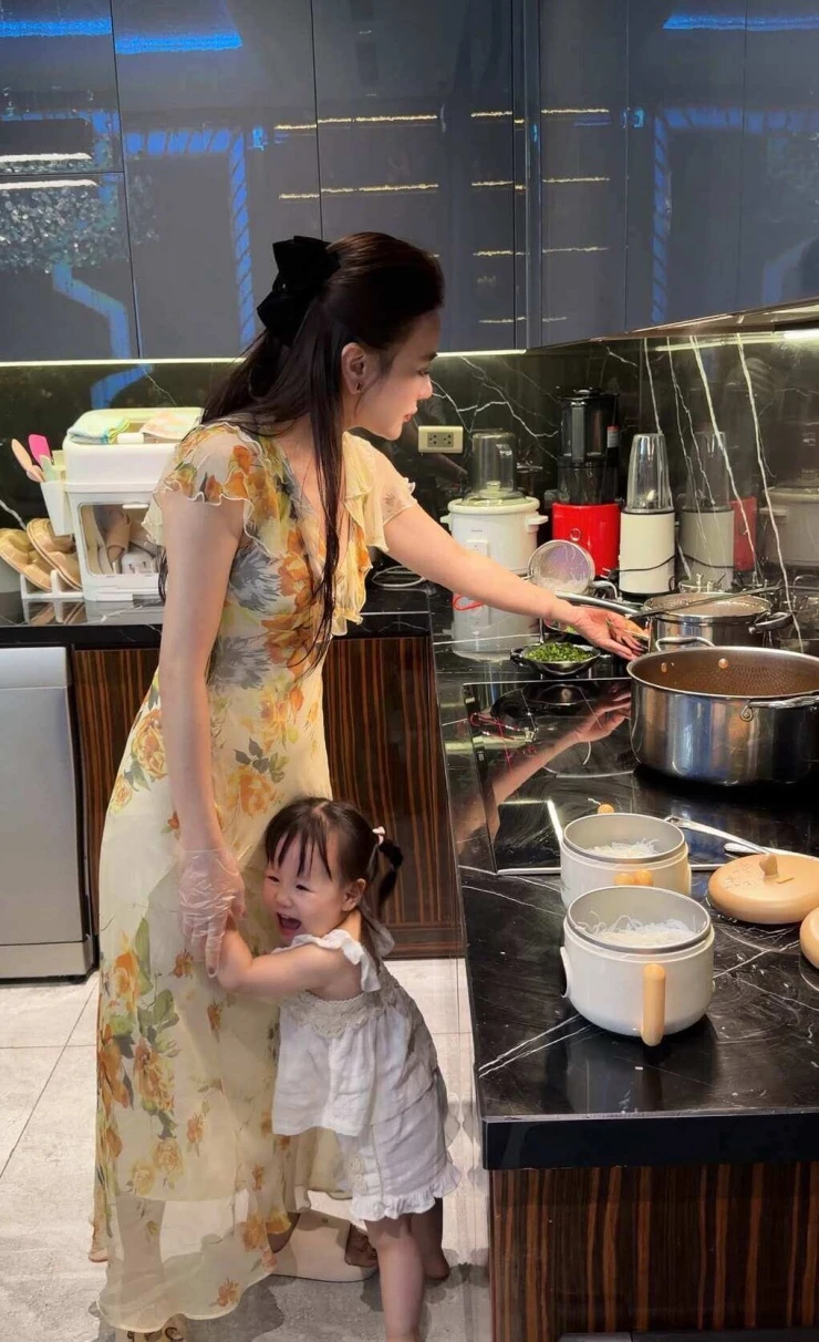 Ảnh sao 25/6: Diệu Hương khoe vườn hồng trong biệt thự ở Mỹ