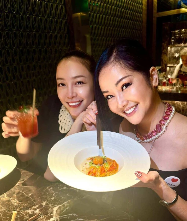 Ảnh sao 25/6: Diệu Hương khoe vườn hồng trong biệt thự ở Mỹ