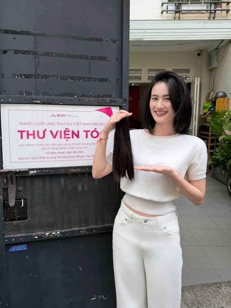 Ảnh sao 25/7: Phương Oanh trẹo lưng vì bế con Ảnh sao 25/7: Phương Oanh trẹo lưng vì bế con
