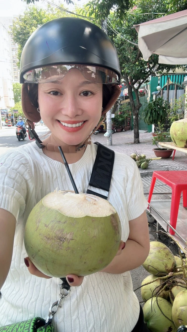 Ảnh sao 26/5: Lê Phương dành thời gian rảnh rỗi bên con gái