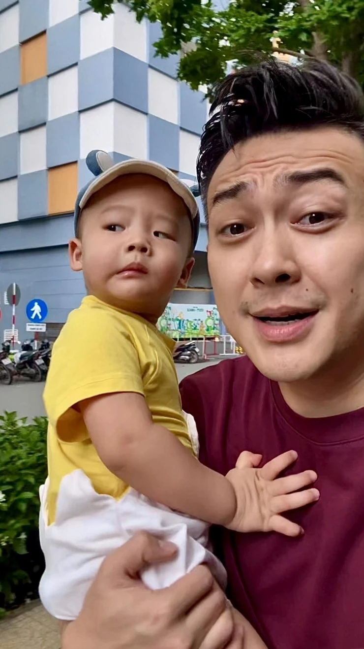 Ảnh sao 26/5: Lê Phương dành thời gian rảnh rỗi bên con gái