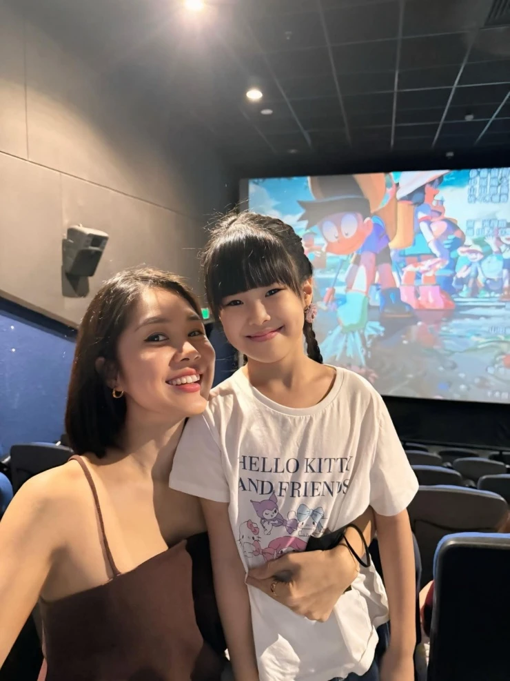 Ảnh sao 26/5: Lê Phương dành thời gian rảnh rỗi bên con gái