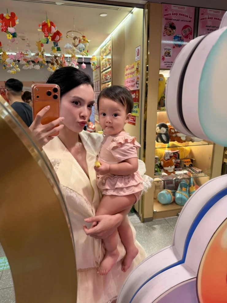 Ảnh sao 26/5: Lê Phương dành thời gian rảnh rỗi bên con gái