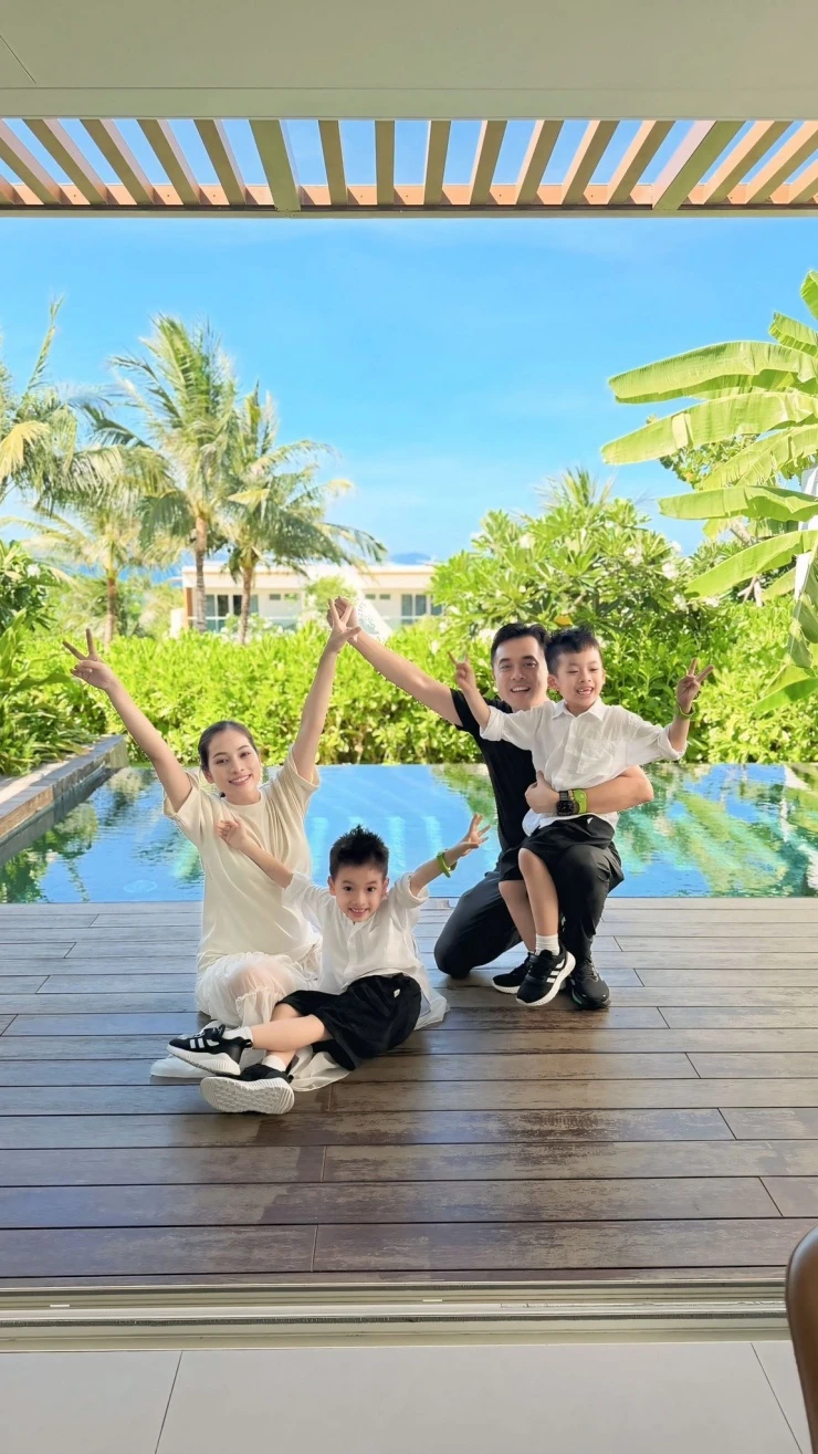Ảnh sao 26/5: Lê Phương dành thời gian rảnh rỗi bên con gái