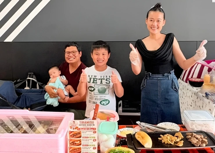 Ảnh sao 26/9: Diễn viên Kim Ngọc bán bánh mì mưu sinh ở Mỹ Ảnh sao 26/9: Diễn viên Kim Ngọc bán bánh mì mưu sinh ở Mỹ