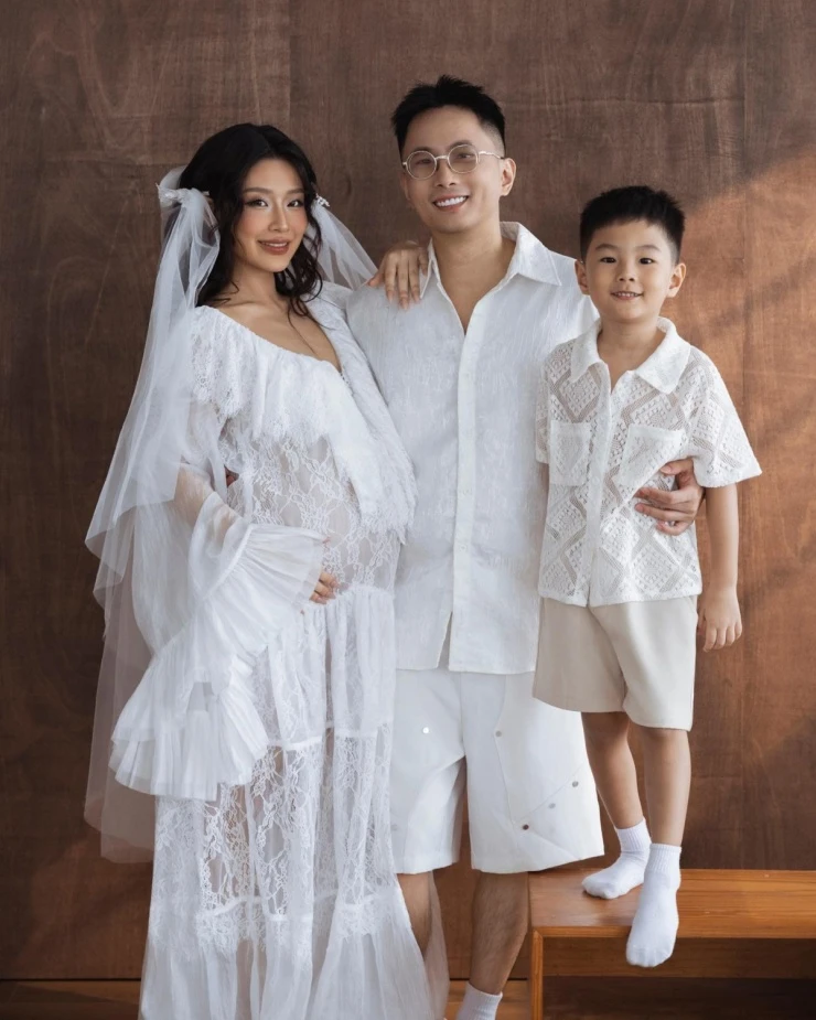 Ảnh sao 27/5: Kỳ Hân - Mạc Hồng Quân mừng con trai tốt nghiệp mầm non