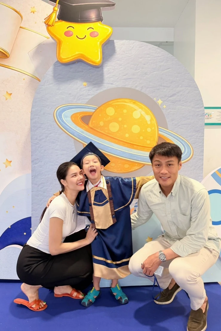 Ảnh sao 27/5: Kỳ Hân - Mạc Hồng Quân mừng con trai tốt nghiệp mầm non