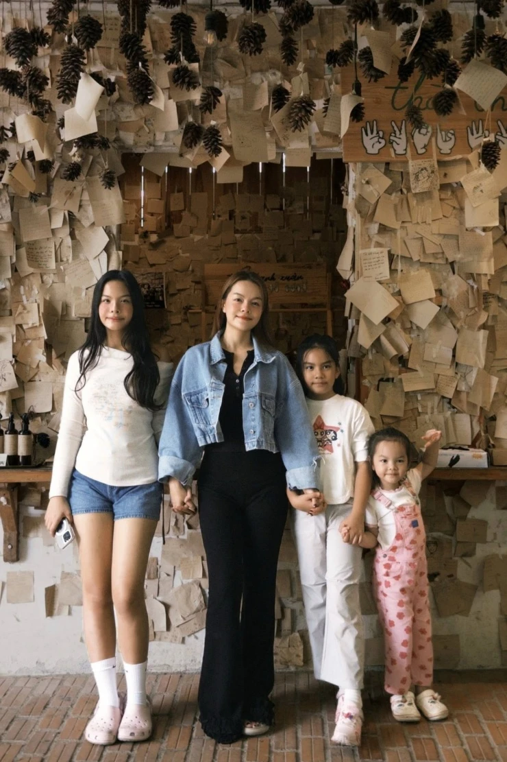 Ảnh sao 27/5: Kỳ Hân - Mạc Hồng Quân mừng con trai tốt nghiệp mầm non