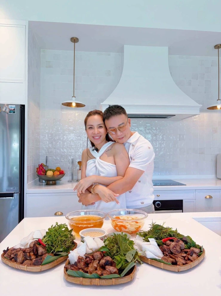 Ảnh sao 27/8: Tình trẻ đắm đuối nhìn Diệp Lâm Anh khoe vẻ gợi cảm