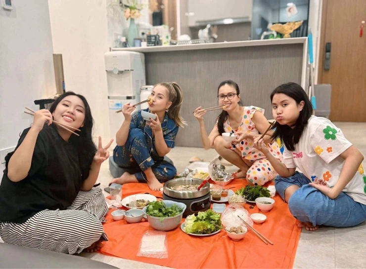Ảnh sao 27/8: Tình trẻ đắm đuối nhìn Diệp Lâm Anh khoe vẻ gợi cảm