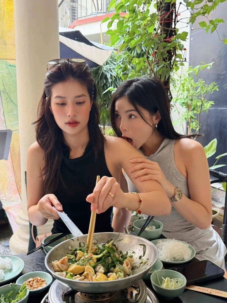 Ảnh sao 27/8: Tình trẻ đắm đuối nhìn Diệp Lâm Anh khoe vẻ gợi cảm