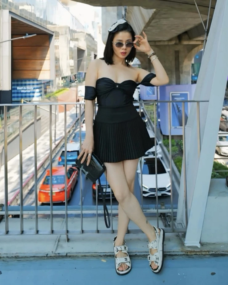 Ảnh sao 28/3: Thanh Hằng diện bikini tôn body trên biển