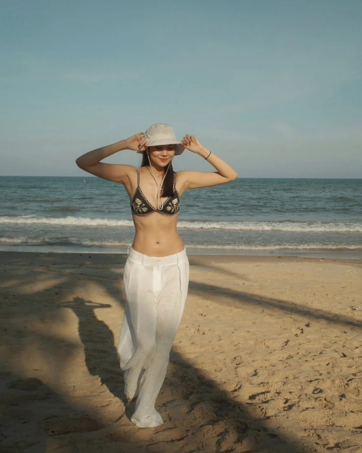 Ảnh sao 28/3: Thanh Hằng diện bikini tôn body trên biển